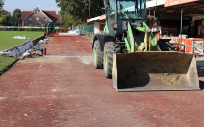 Kunststoff-Laufbahn:  Die Sanierungsarbeiten haben begonnen